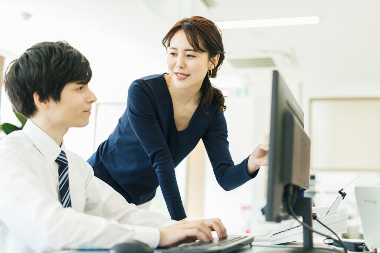 女性社員と男性社員